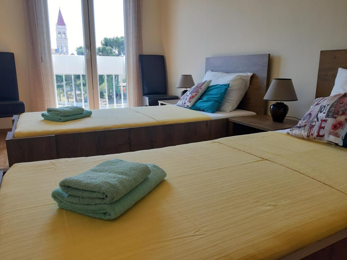 Apartman Petrovic City Center Трогир Екстериор снимка
